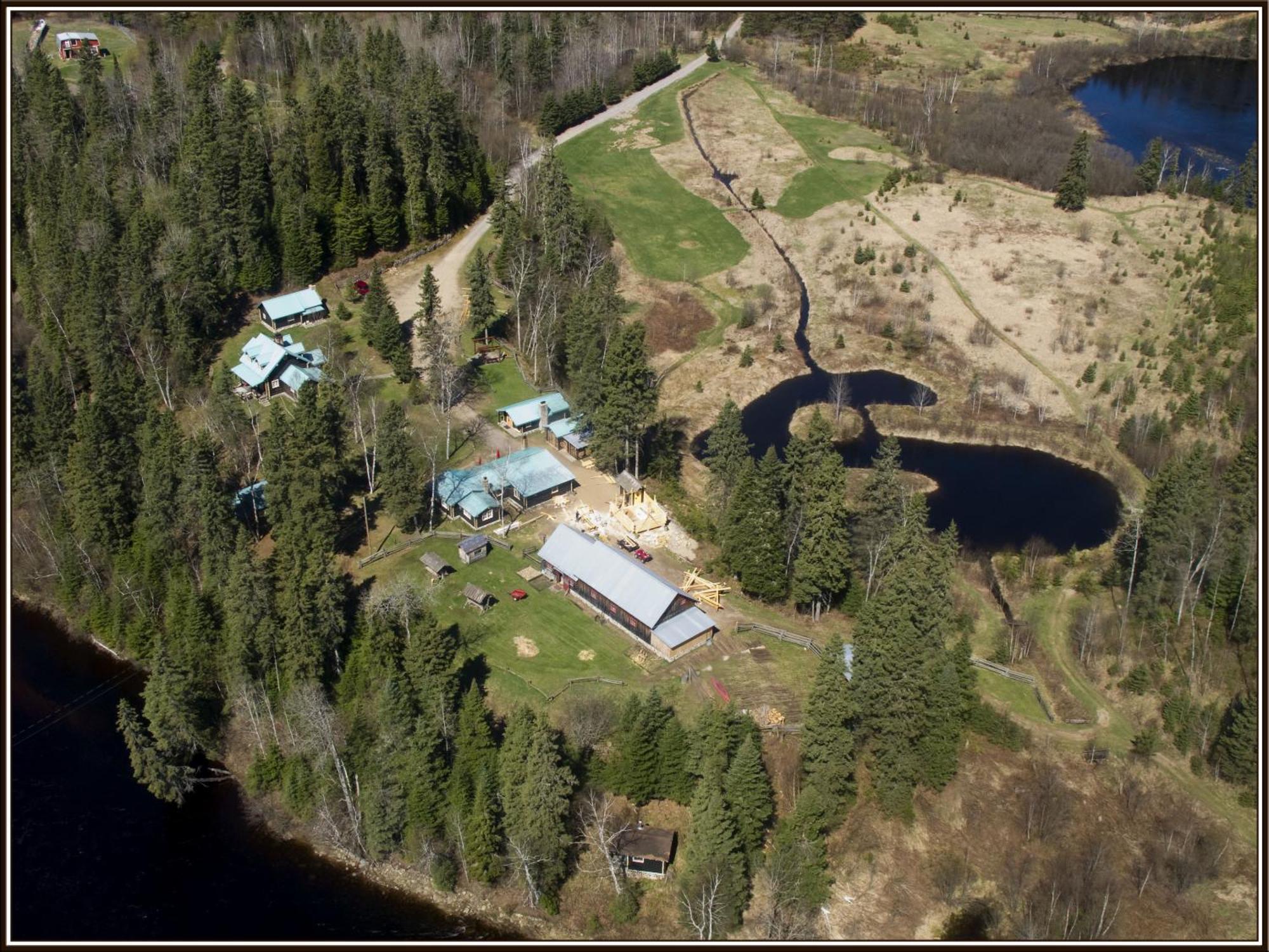 Domaine Le Bostonnais - Le Village En Bois Rond La Tuque Esterno foto